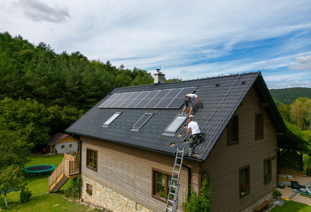 Realizace stavby fotovoltaických panelů - pohled na instalaci